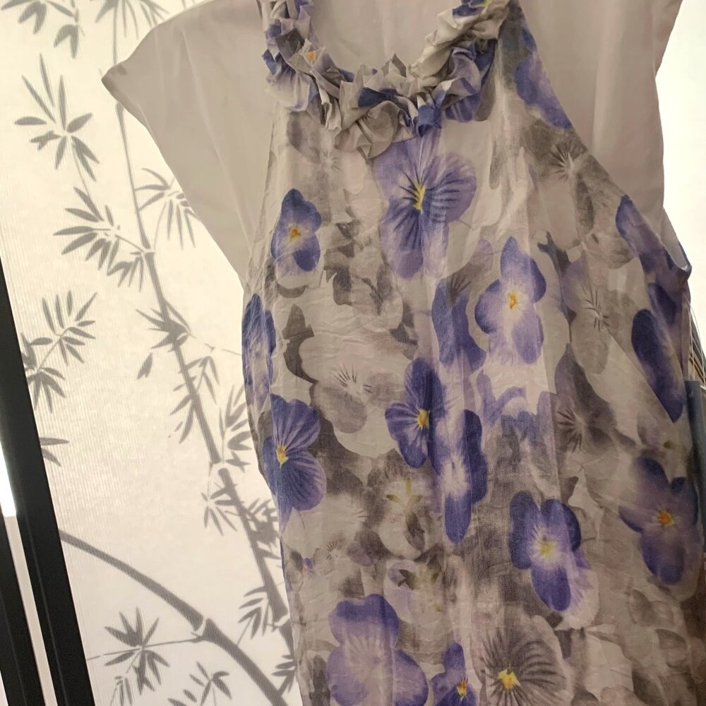 London Times 12P fun crop top neckline wringed with a ruffle all the way around.